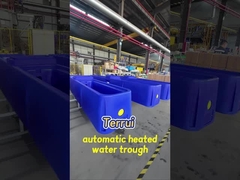 Niebieski zbiornik wody dla zwierząt z automatycznym sterowaniem