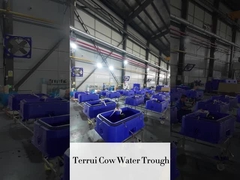 Wytrzymały niebieski zbiornik do picia dla bydła