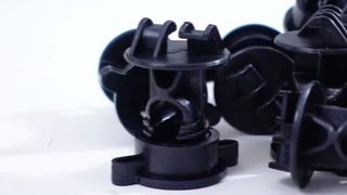 Wytrzymałe, zatrzaskowe izolatory ogrodzeń elektrycznych: zbudowane z myślą o trwałości!